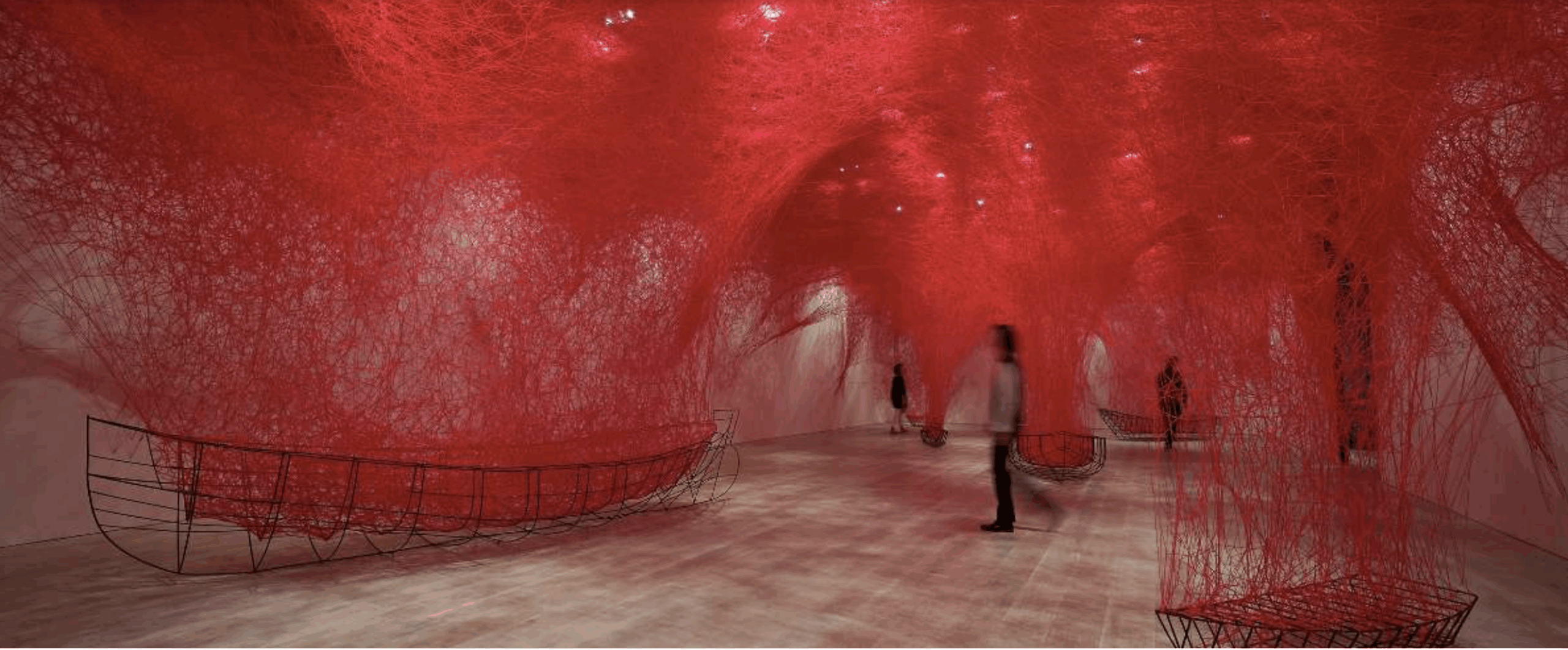 Chiharu Shiota. The Soul Trembles: immersione negli spazi dell’intangibile
